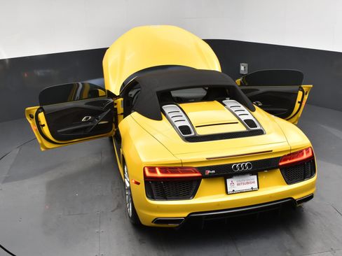Used 2017 Audi R8 V10 w/ Carbon Exterior Package AWD/4WD image 25