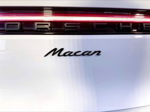 Certified 2023 Porsche Macan AWD/4WD image 35