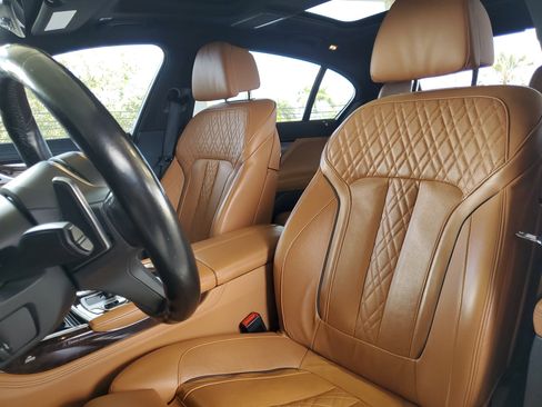 Used 2022 BMW 750i xDrive w/ M Sport Package AWD/4WD image 19