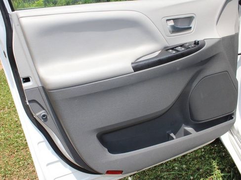 Used 2015 Toyota Sienna LE FWD image 14