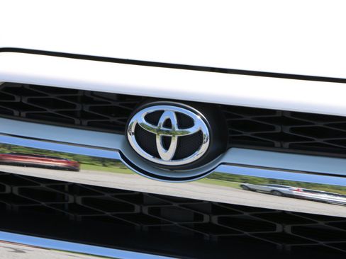 Used 2018 Toyota 4Runner Limited AWD/4WD image 12
