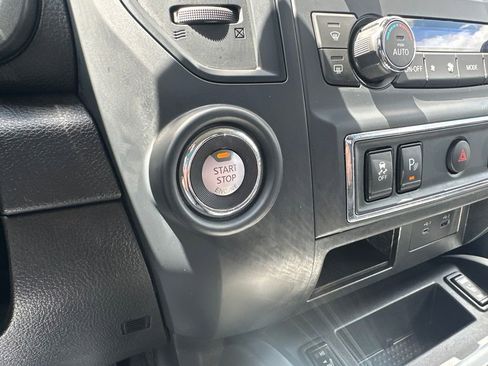 Used 2024 Nissan Titan SV w/ SV Convenience Package RWD image 17