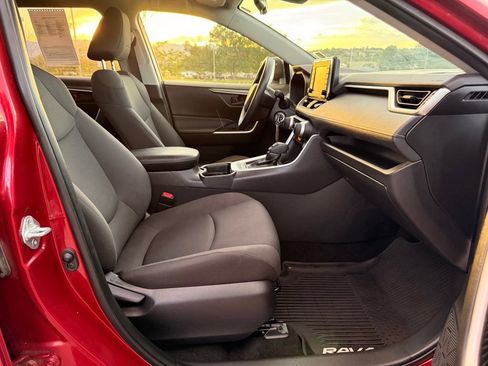 Used 2019 Toyota RAV4 LE w/ All Weather Liner Package AWD/4WD image 31