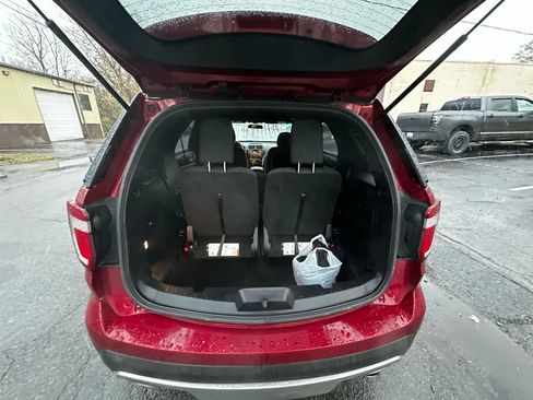 Used 2017 Ford Explorer XLT image 29