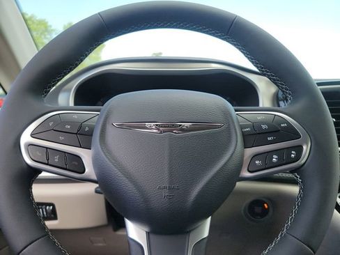 New 2023 Chrysler Pacifica Touring-L image 44
