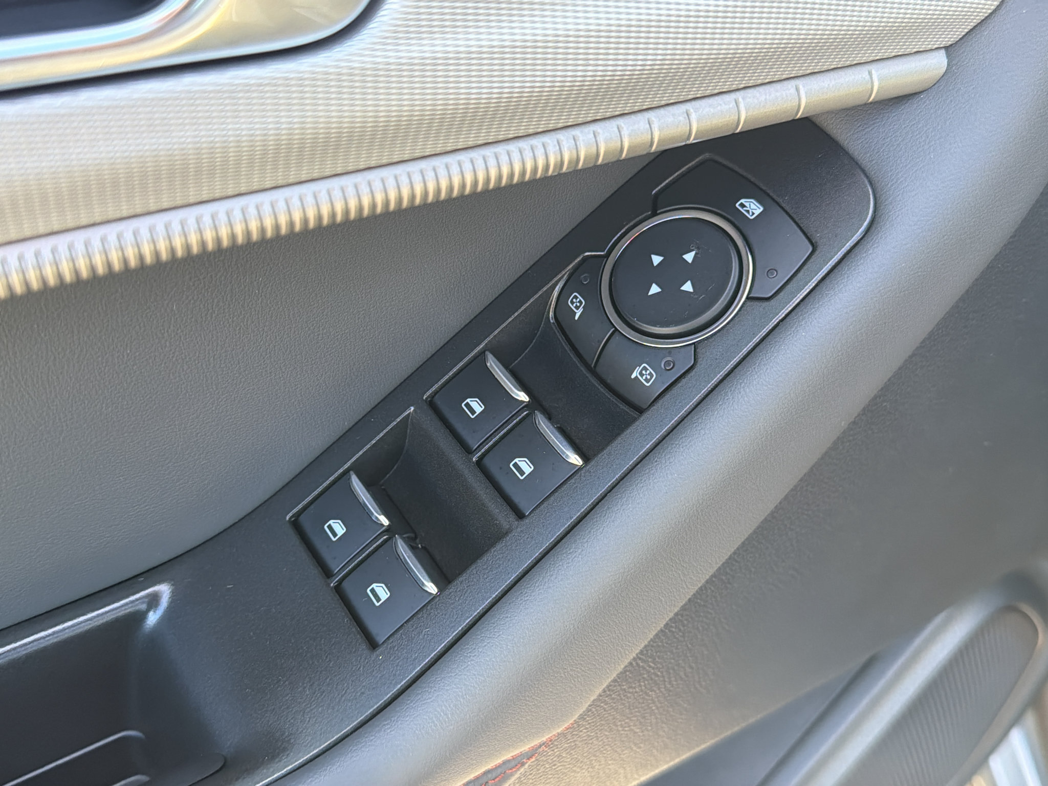 Used 2025 Ford Explorer Active w/ Active Comfort Package AWD/4WD image 9