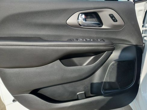 New 2027 Chrysler Pacifica Limited FWD image 19