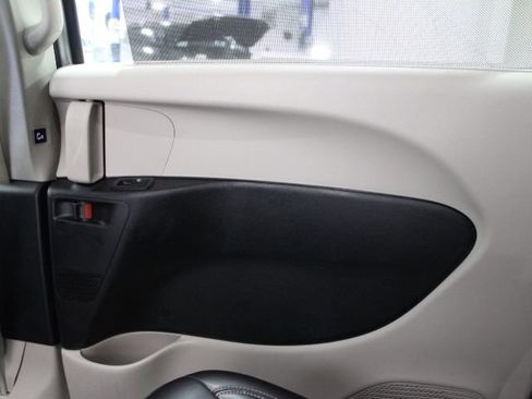 Used 2024 Chrysler Pacifica Touring-L image 42