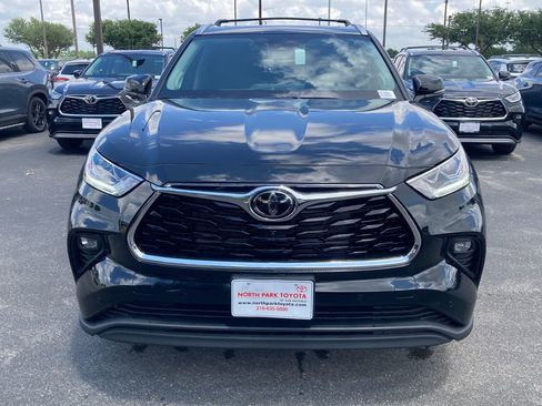 New 2026 Toyota Highlander Limited AWD/4WD image 2