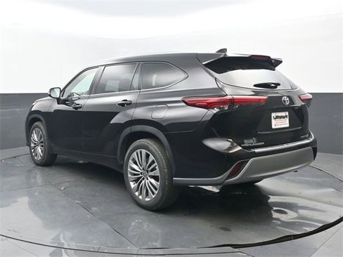 Used 2021 Toyota Highlander Platinum image 3