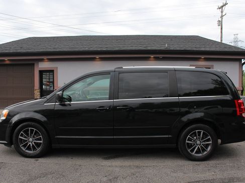 Used 2017 Dodge Grand Caravan SXT FWD image 10