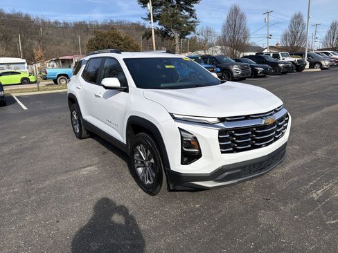Used 2025 Chevrolet Equinox LT w/ Convenience Package II image 2