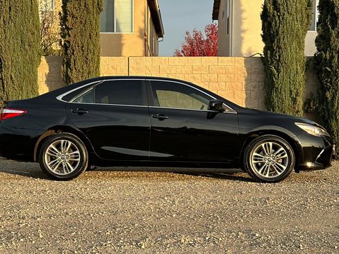 Used 2017 Toyota Camry image 3