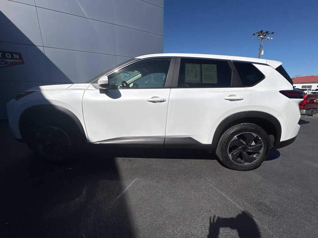 Used 2024 Nissan Rogue SV FWD image 4