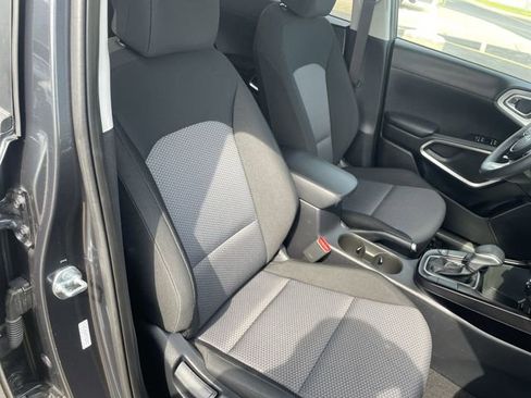 Used 2025 Kia Soul LX w/ LX Technology Package FWD image 39