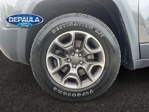 Used 2020 Jeep Cherokee Trailhawk w/ Cold Weather Group AWD/4WD image 18