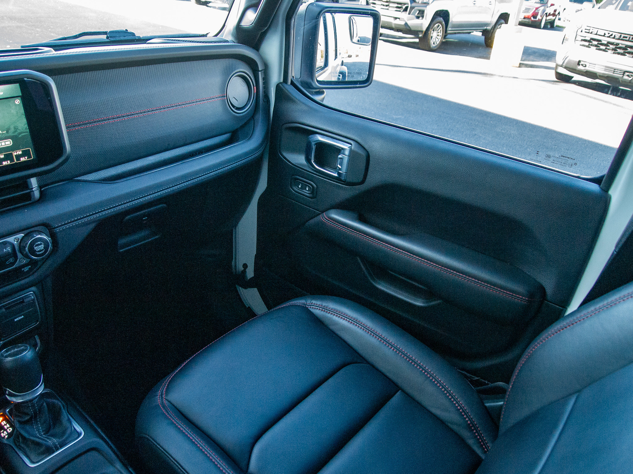 Used 2025 Jeep Gladiator Rubicon w/ Convenience Group AWD/4WD image 14