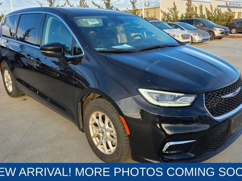 Used 2023 Chrysler Pacifica Touring-L image 7