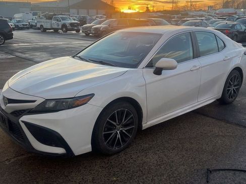 Used 2022 Toyota Camry SE image 1