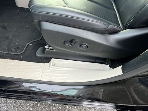 Used 2024 Chrysler Pacifica Touring-L image 17