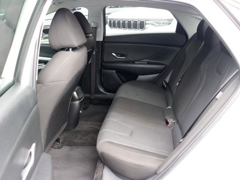 Used 2024 Hyundai Elantra SE FWD image 12