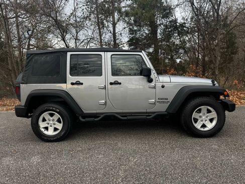 Used 2013 Jeep Wrangler Unlimited Sport image 3