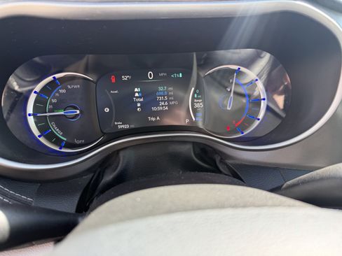 Used 2024 Chrysler Pacifica Limited FWD image 6