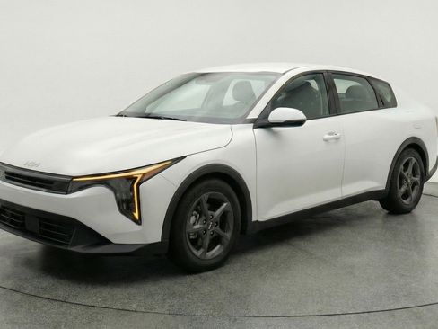 Used 2025 Kia K4 LXS image 3