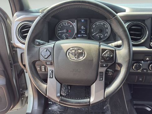 Used 2022 Toyota Tacoma TRD Off-Road AWD/4WD image 10