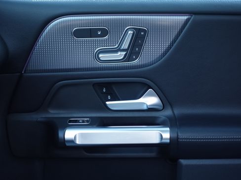 Certified 2022 Mercedes-Benz GLB 250 4MATIC image 9