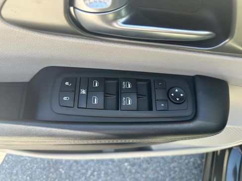 Used 2022 Chrysler Pacifica Touring-L image 11