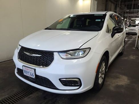 Used 2025 Chrysler Pacifica Select FWD image 2