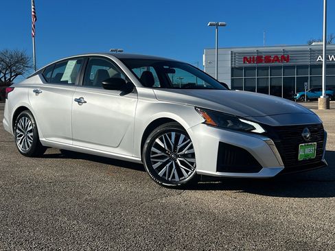 Used 2024 Nissan Altima 2.5 SV image 1