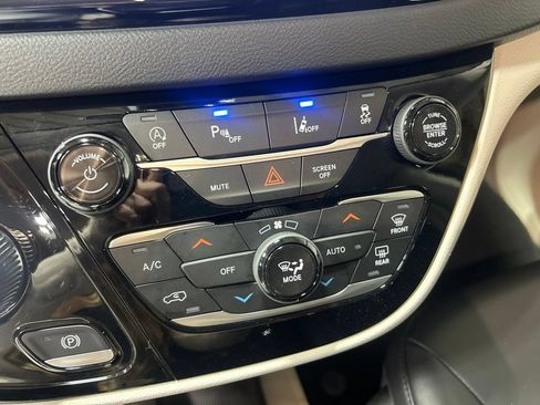 Certified 2024 Chrysler Pacifica Touring-L FWD image 35