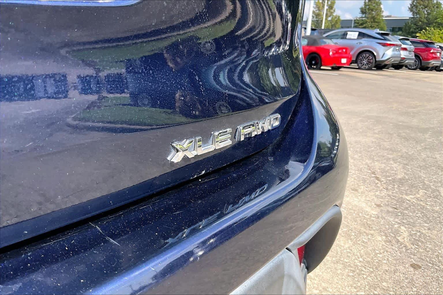 Used 2021 Toyota Highlander XLE AWD/4WD image 9