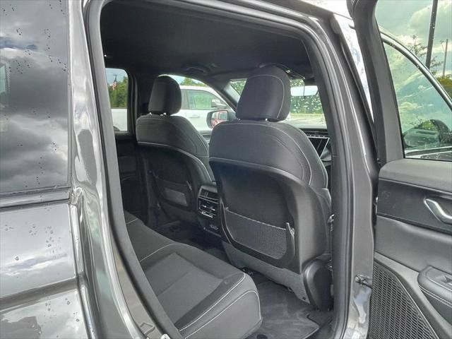 Used 2026 Jeep Grand Cherokee Laredo RWD image 43