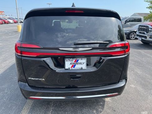 New 2026 Chrysler Pacifica Select image 4