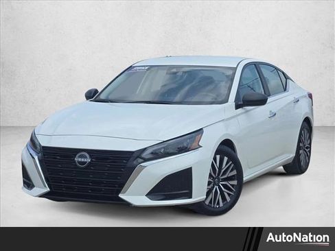 Used 2025 Nissan Altima 2.5 SV FWD image 1