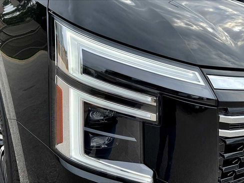 New 2025 Nissan Armada SL w/ Captain's Chari Seat Package image 18