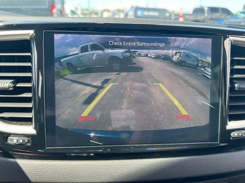Used 2024 Chrysler Pacifica Touring-L FWD image 19