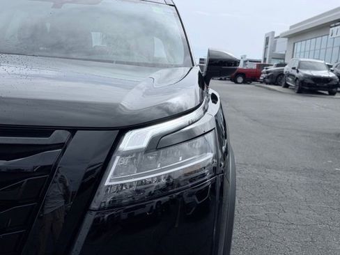 Used 2024 Nissan Pathfinder SL w/ Black Appearance Package AWD/4WD image 3