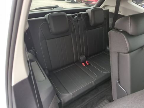 Used 2023 Volkswagen Tiguan SE image 32