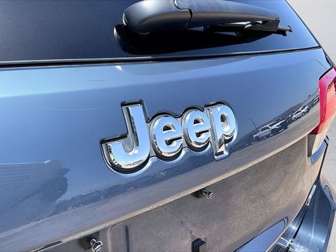 Used 2020 Jeep Grand Cherokee Overland AWD/4WD image 27