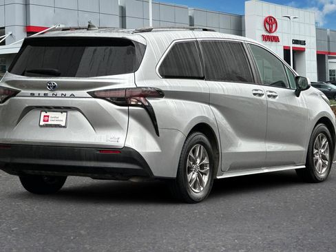 Used 2024 Toyota Sienna XLE image 4