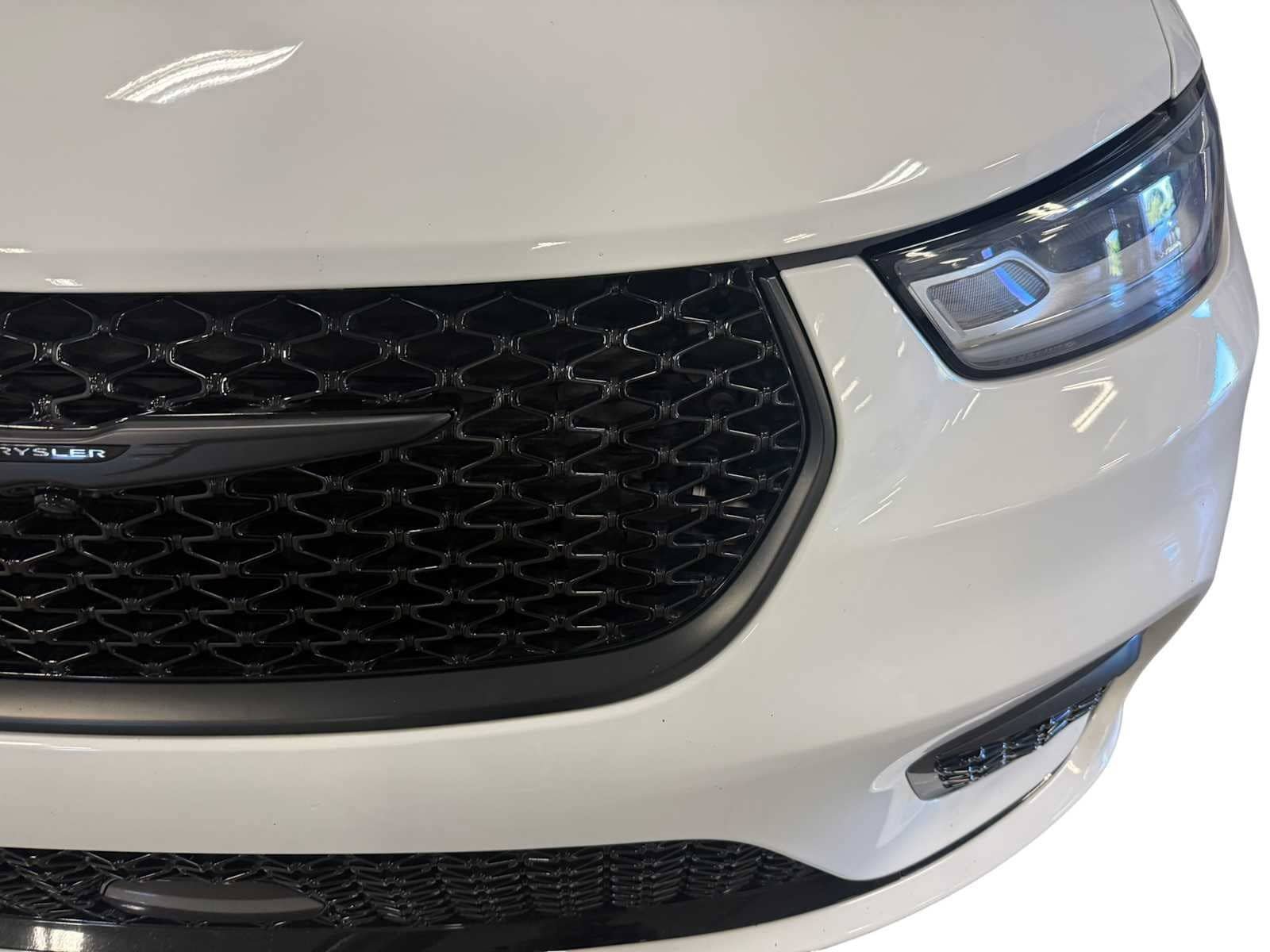 Used 2024 Chrysler Pacifica Limited w/ S Appearance Package FWD image 5