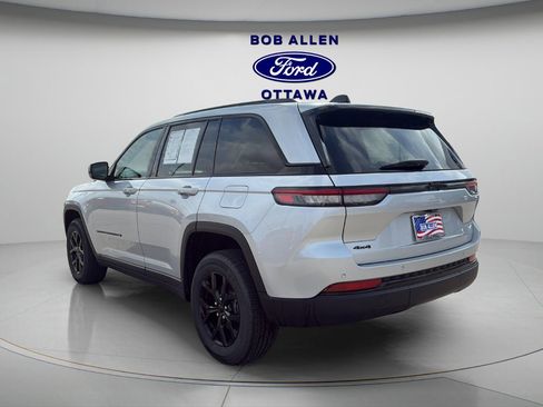 Used 2025 Jeep Grand Cherokee Altitude image 11