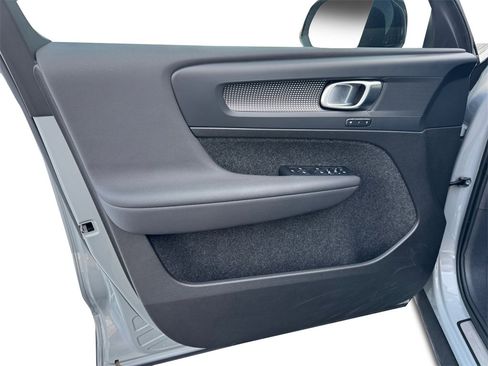 Certified 2025 Volvo XC40 B5 Plus image 10