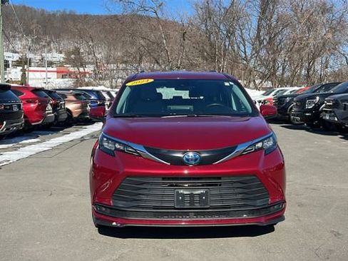 Certified 2024 Toyota Sienna LE image 2