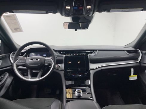 New 2025 Jeep Grand Cherokee Altitude image 6