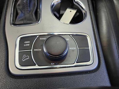 Used 2020 Jeep Grand Cherokee Limited AWD/4WD image 18